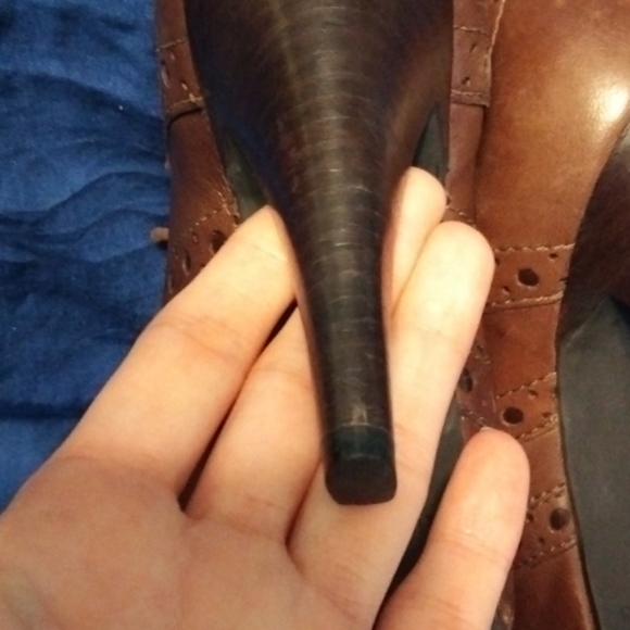 Gianni Bini Brown Oxford Heels - Picture 6 of 12